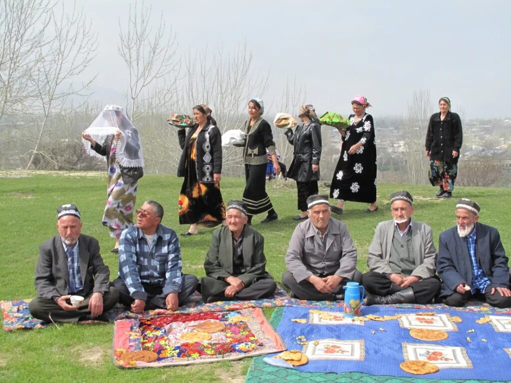 Навруз праздник мусульман когда 2024 году отмечают. Праздник Навруз мусульманский праздник. Празднование Наурыза. Навруз в Таджикистане. С праздником Навруз.