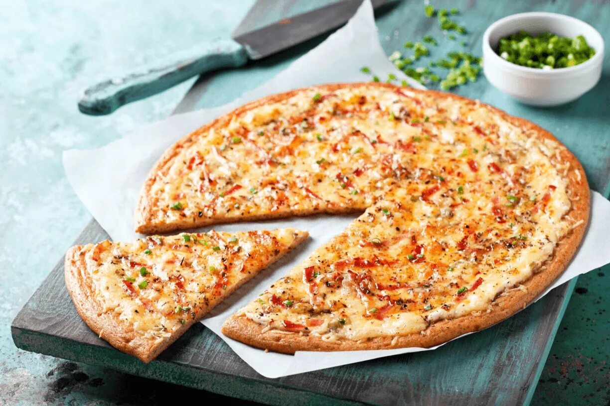 Начинка для пиццы с сыром. "Пицца". Настоящая итальянская пицца. Кусочек пиццы. Кусок пиццы.