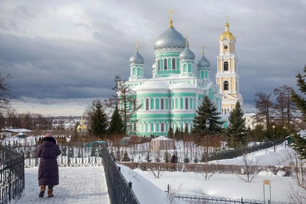 Дивеево сегодня в контакте. Мельничная обитель в Дивееве. Серафимо-Дивеевский монастырь зимой. Зимний храм Дивеево. Дивеевский монастырь зима.