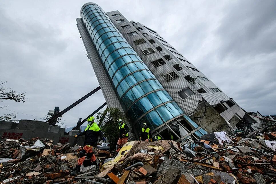 Тайвань после землетрясения. Тайвань землетрясение 2018. Жилой дом Тайвань 1999 землетрясение. Крушение здания. Разрушение зданий.
