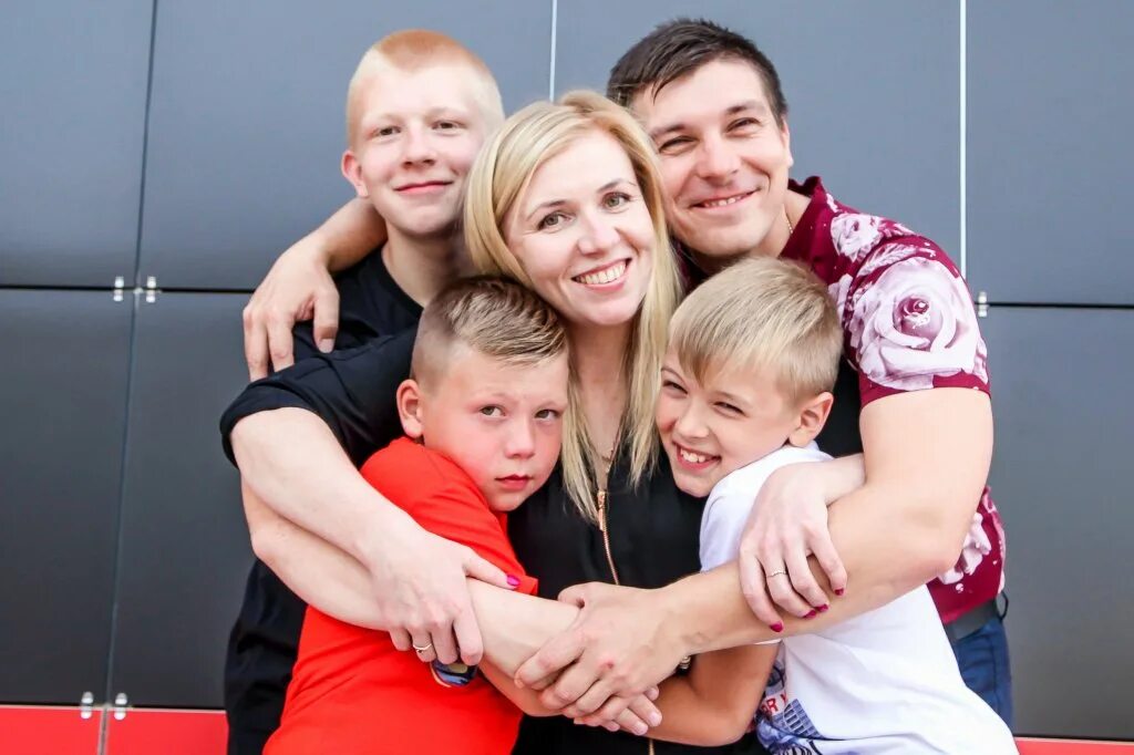 Дети из детдома. Многодетные семьи район сокол. Многодетные приемные семьи. Семья с детьми материнский капитал. Многодетная семья.