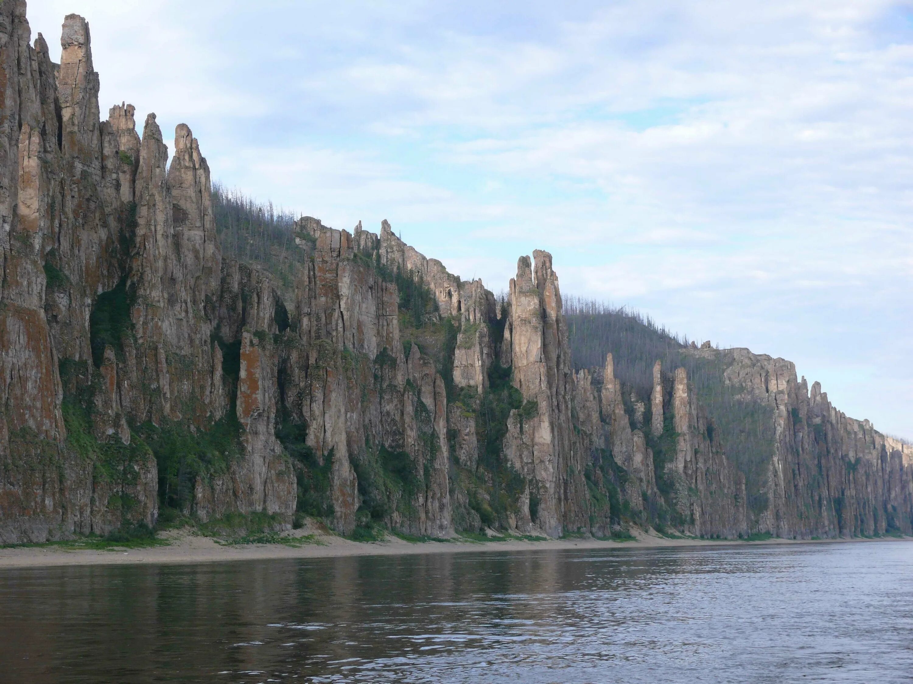 Ленские и синские столбы в якутии. Каменный лес на реке лена. Национальный парк аан айылгы сиинэ. Лагерштетты ленских столбов. Горном улусе.