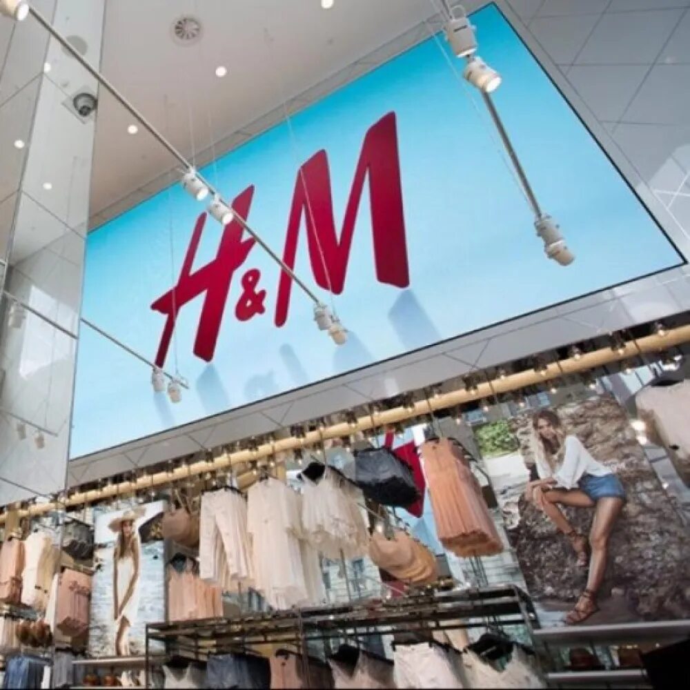 H&m покупатели. H m интернет-магазин. Эйч энд эм баку. H m buy. Эйч энд эм рязань.