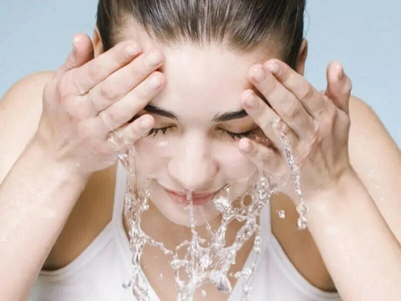 Умывание лица. Девушка умывает лицо. Гигиена лица. Девушка умывается. Умывать лицо.