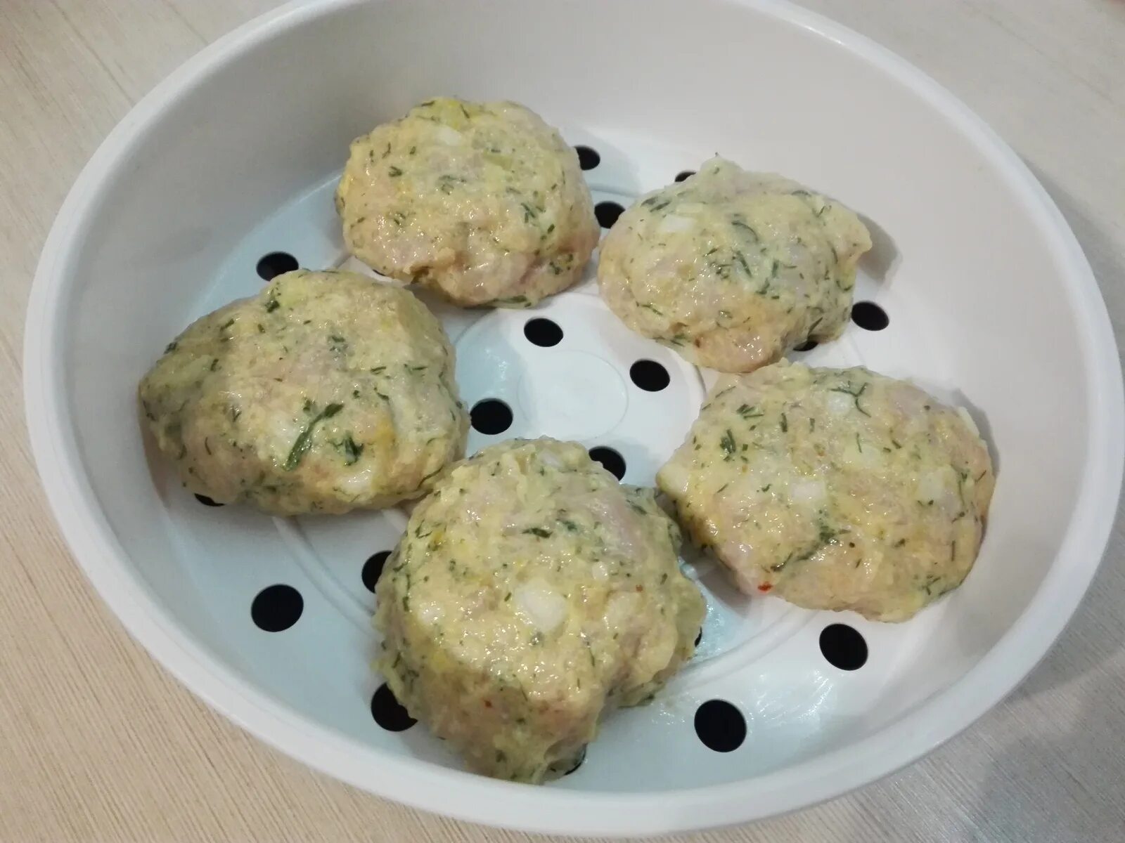 Калорийность котлеты из курицы. Куриные котлеты на пару калории. Куриная котлета на пару ккал. Паровая котлета калорийность. Котлеты на пару в духовке.