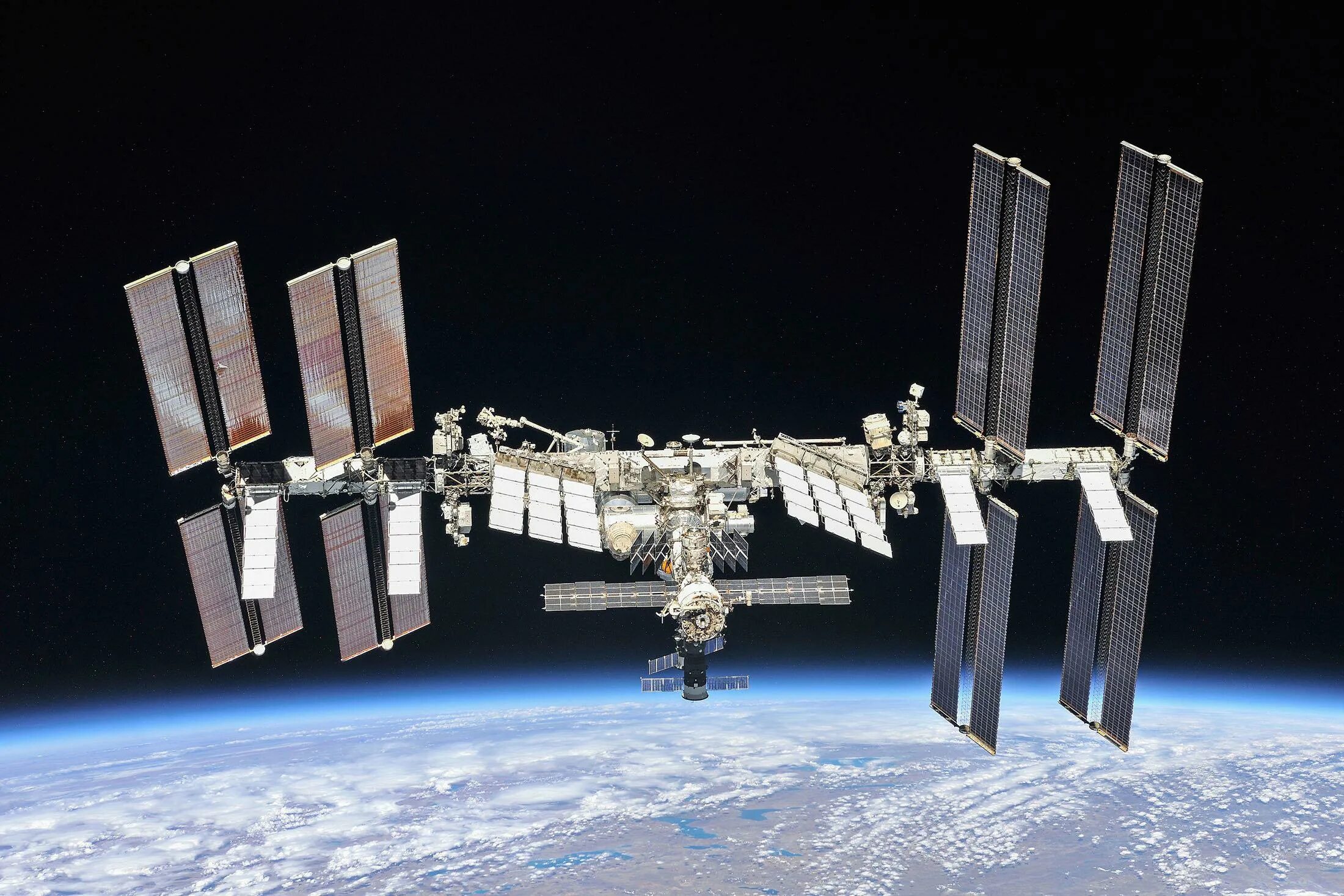 Мкс фото. Международная Космическая станция МКС. Космическая станция МКС 2019. МКС 2006. Модуль звезда МКС.