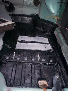 Покрыть днище мастикой