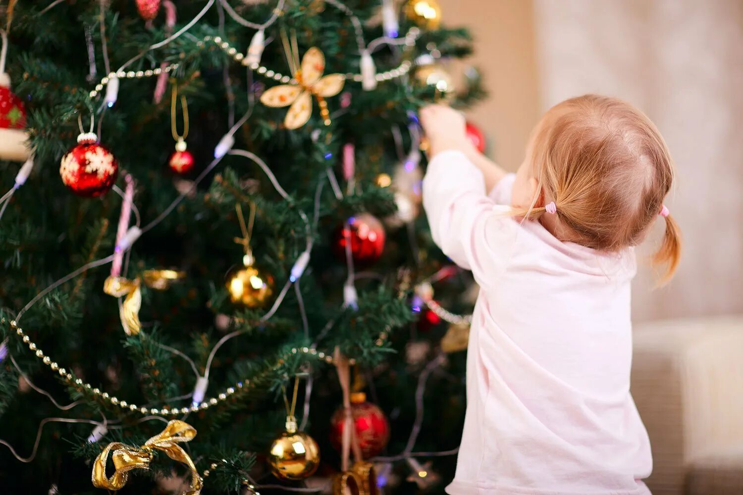 Новогодняя елка с маленькими детьми. Украшаем елку. Наряжаем елку. Дети наряжают елку. Дети украшают елку.