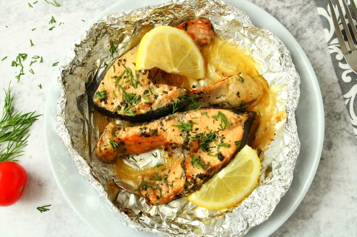 Горбуша запеченная в духовке сочная с овощами. Рыба запеченная в духовке. горбуша с овощами в фольге. сочная рыба в духовке. горбуша запеченная в духовке.