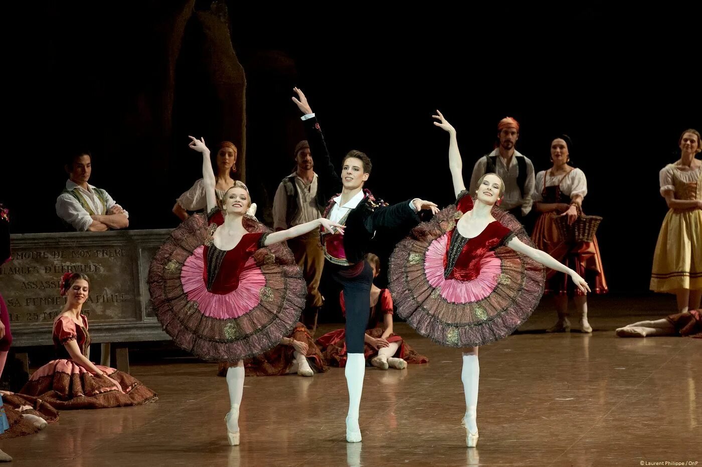 Трио в балете. Греческий балет. Па-де-катр балет. Балет трокадеро де монте-карло. Гранд па де ша прыжок.