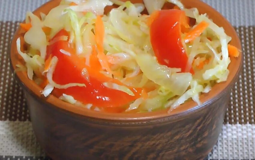 Салат с квашеной капустой. Маринованная капуста. Капуста салатная быстрого приготовления. Квашеная капуста с болгарским перцем. Маринованная капуста сладким перцем.