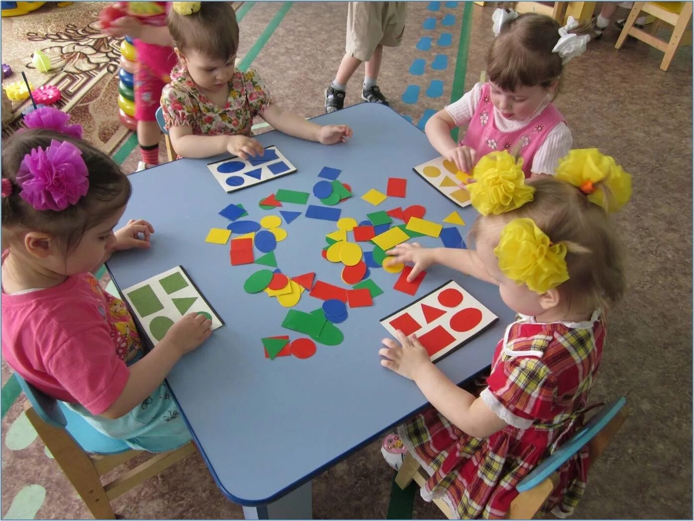 Математическая первая младшая группа. Сенсорика для детей в детском саду. Сенсорные игры для дошкольников. Сенсорика для детей 2-3 лет. Сенсорика для детей раннего возраста в детском саду.