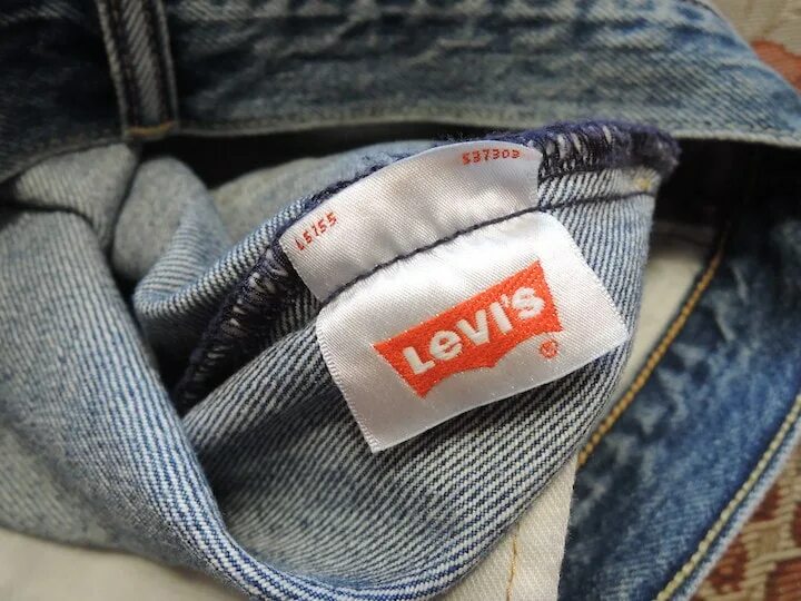 Как отличить levis. Палёные джинсы левайс. Levis 501 джинсовка. Замеры джинс левайс 501. Куртка Levis 501.