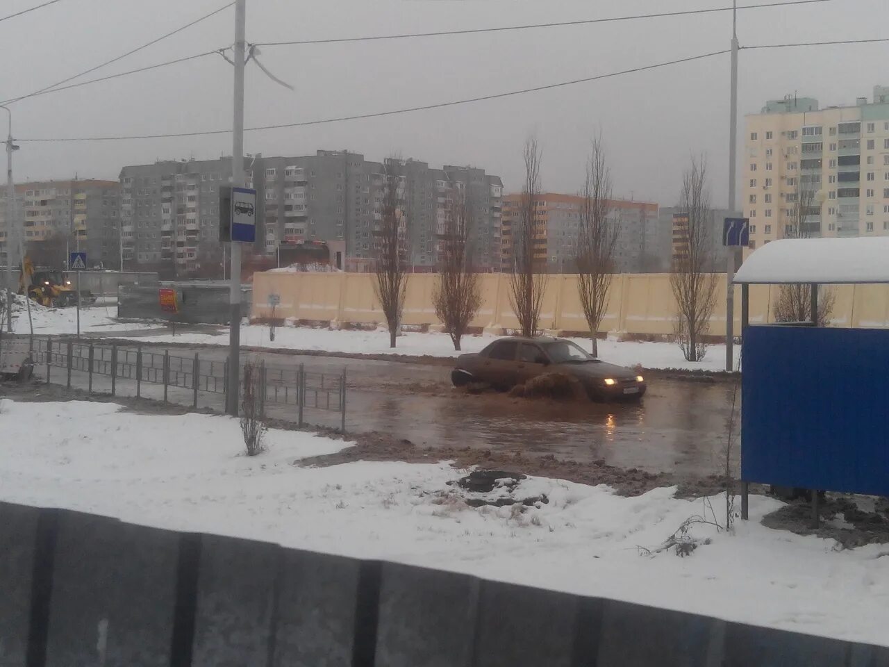 В Омске ПРОРВАЛА трубу. Потоп в Омске. Омск Прибрежный новости. Омск левый берег.