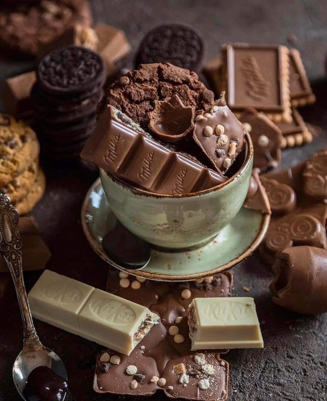 Кофе шоколадом картинки. Красивый шоколад. Красивые конфеты. Шоколадные конфеты. Кофе и шоколад.