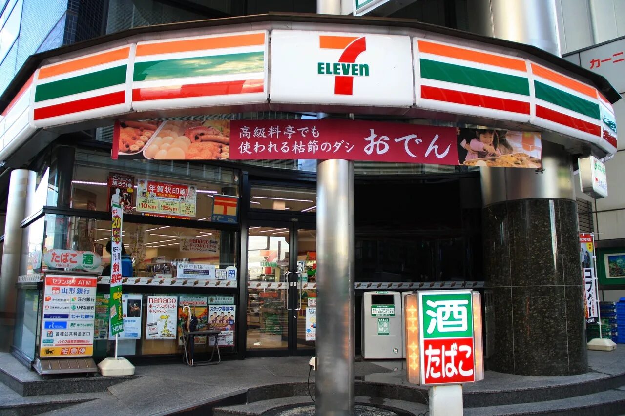 7 11 shop. 7-11 Севен Элевен. Севен Элевен в Японии. Севен Элевен в Японии магазин. 7 Eleven США.