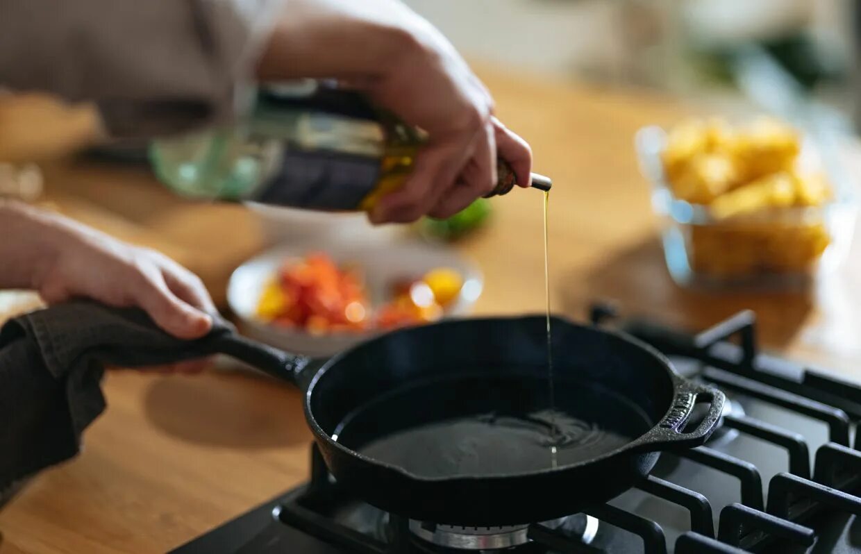 Растительное масло для жарки безопасное. Прибор для жарки на столе. Масла не для жарки. Подсолнечное масло при жарке. Нужно ли закрывать крышкой при жарке