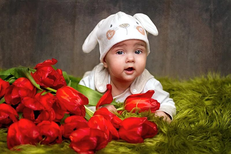 Мальчик с цветами. Мальчик цветочек. Дети с цветами. Фотосессия для мальчика. Мальчик цветочек.