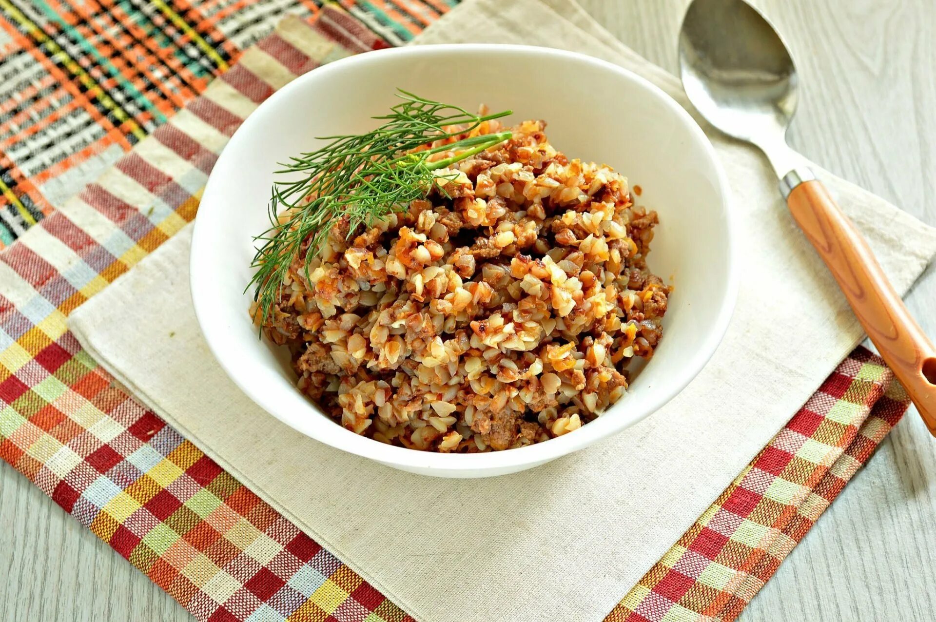 Постная гречка с овощами. Гречка по купечески. Гречка по-купечески с фаршем. Гречка с мясом по купечески. Гречневая каша по купечески с мясом.