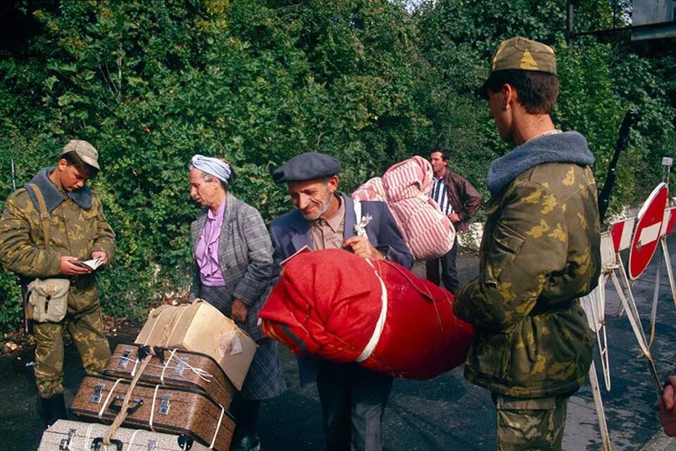 Абхазской войны 1992. Грузино-Абхазский конфликт 1992-1993. Ополченцы Абхазии 1992-1993. Беженцы Абхазия Грузия 1992-1993.