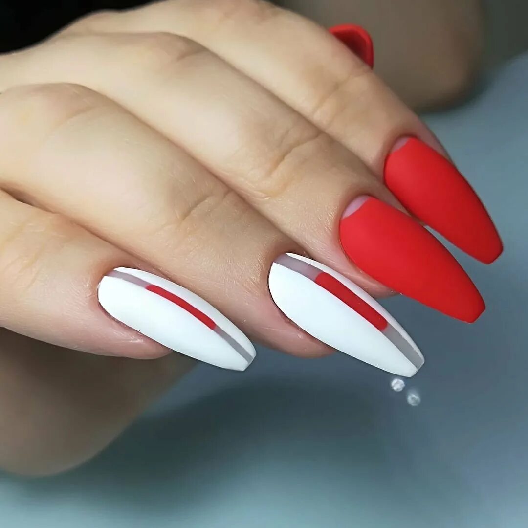 Дизайн на длинные ногти 2023. Маникюр красный с белым. Маникюр на длинные. Красный маникюр на длинные ногти. Ногти миндаль красные с белым.