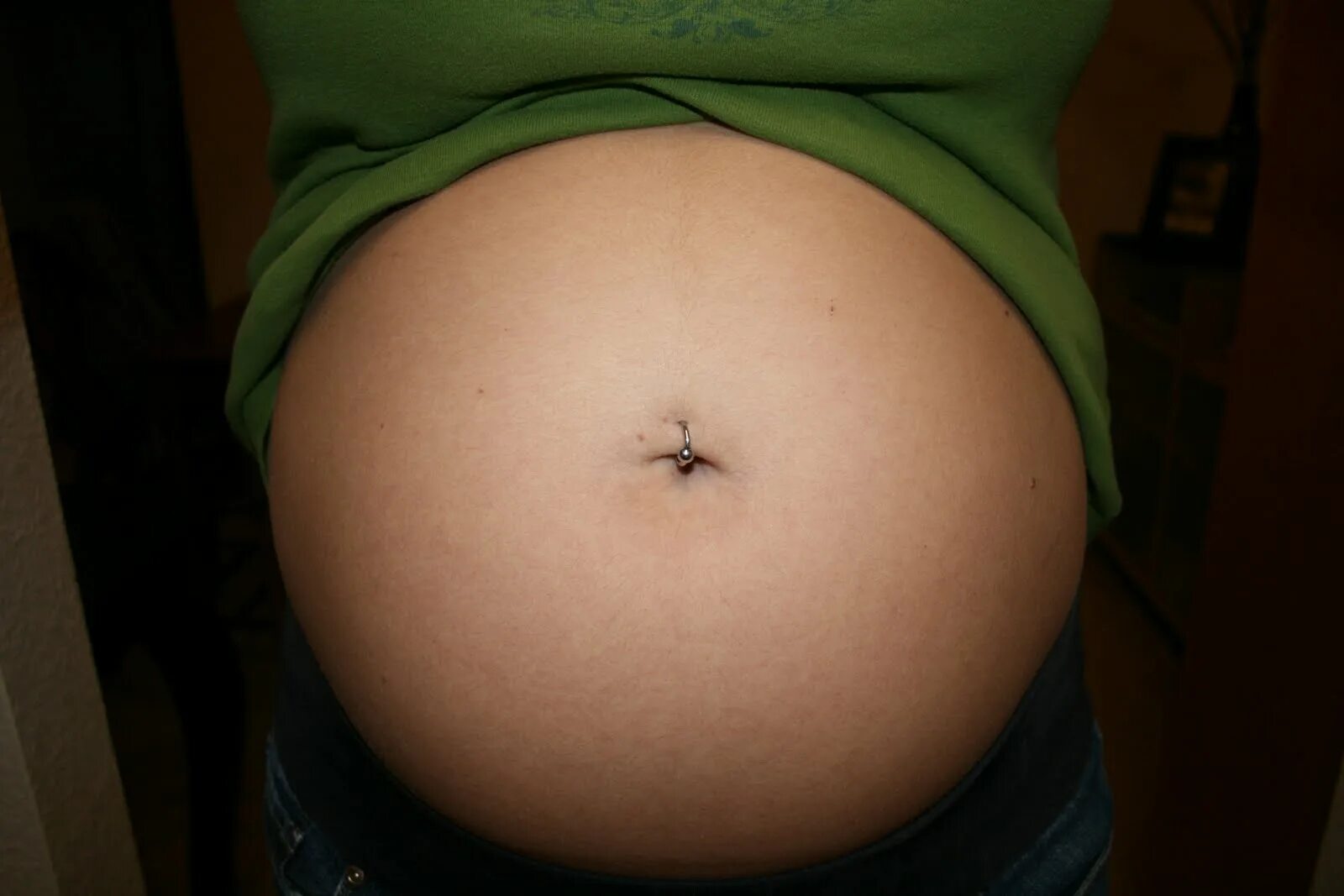 Pregnant button. Беременная с проколотым пупком. Big outie belly button pregnant чернокожая беременная. Sexy pregnant outie belly button 30 weeks. Pregnant button.