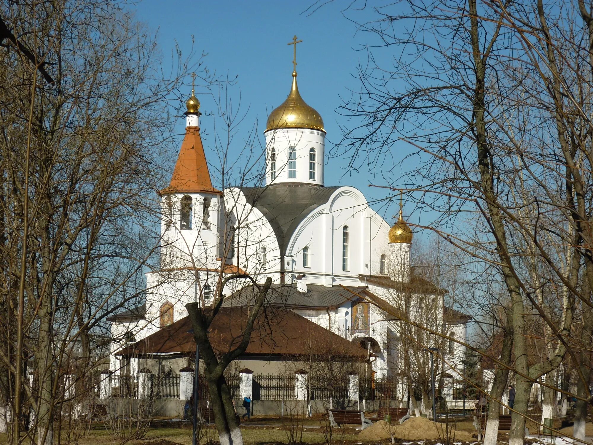 Храм казанской иконы божией матери в реутове. Храм Казанской иконы Божией матери в Реутово. Троицкий храм Реутов. Реутов храм Троицкий храм. Церковь Казанской Божьей матери Реутов.