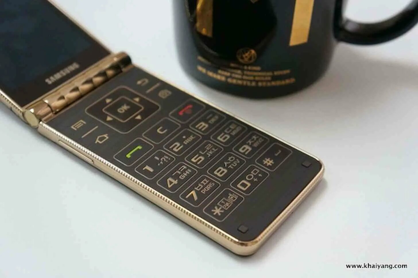 Золотой самсунг раскладушка с 2 дисплеями. Samsung Galaxy Golden 3. Samsung Galaxy Golden 16 ГБ. Samsung Golden раскладушка.