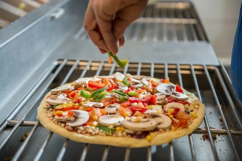 Получается пицца. Пицца пай доминос. микс барбекю доминос. domino&#039;s pizza франчези. делать пиццу онлайн.