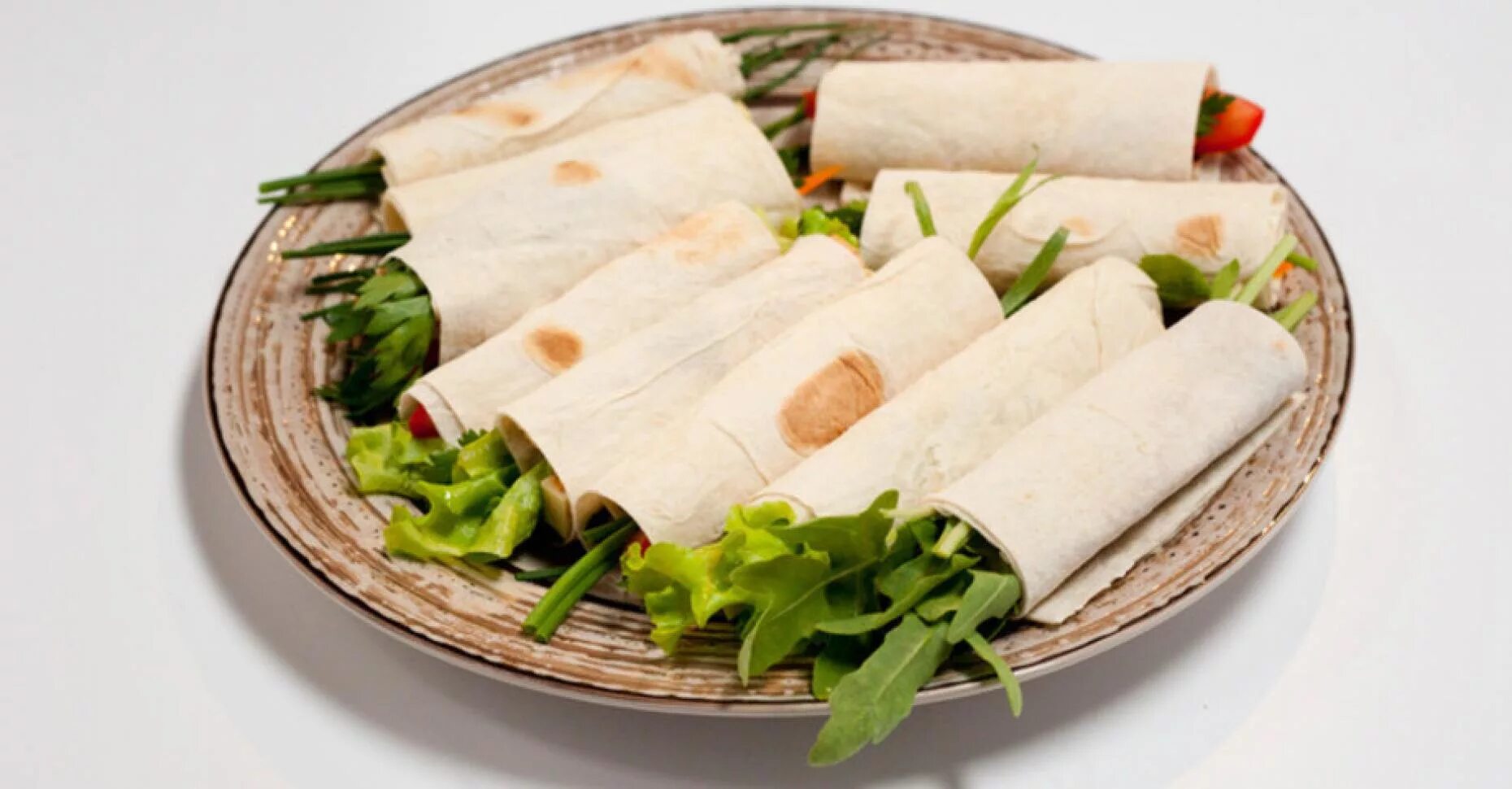 рулетики сулугуни ассорти. рулетики из сулугуни с начинкой. грузинский сыр надуги. сулугуни рулетики. рулеты из сыра сулугуни.