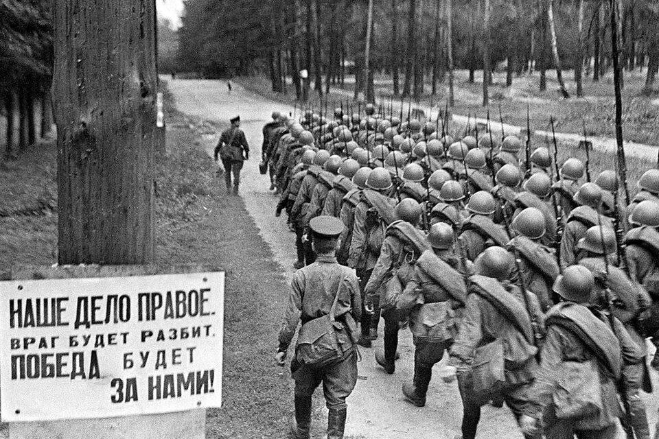 В 1941 вся страна. Советские солдаты 22 июня 1941. Начало ВОВ 1941 года. Первые дни войны 1941 год.