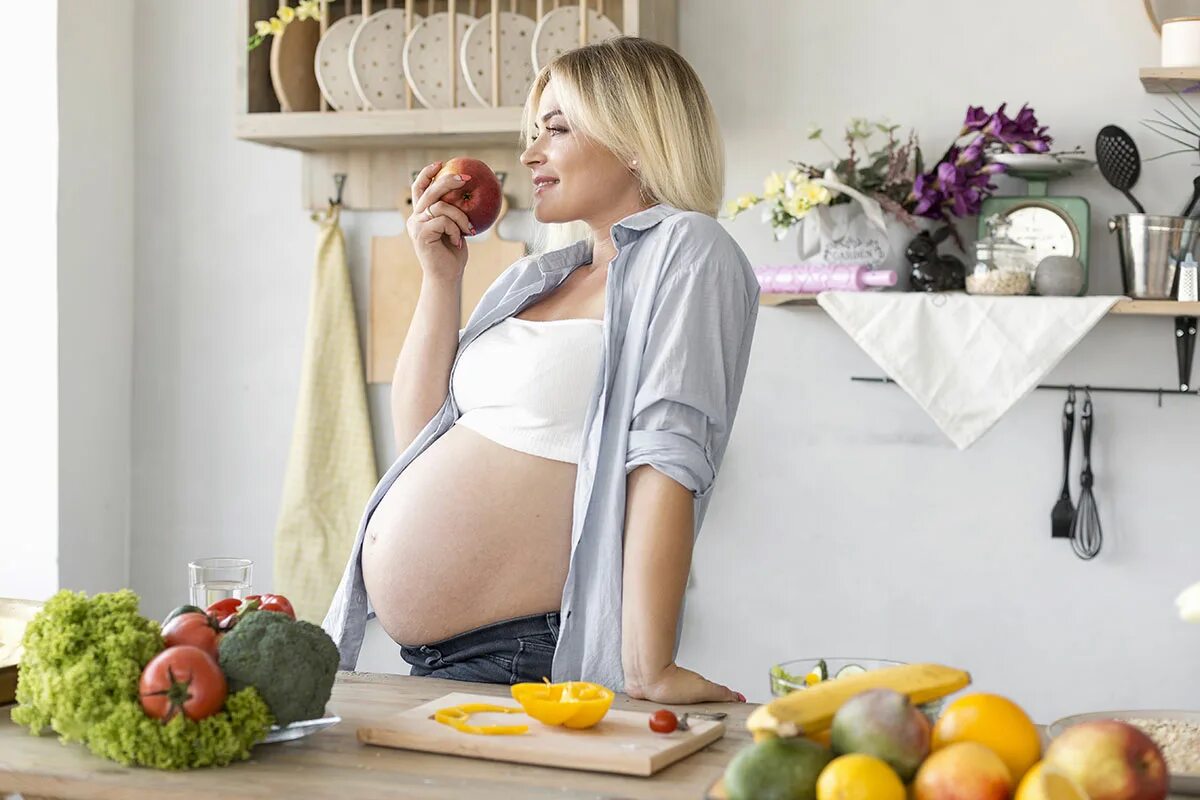 Беременность питание. Беременность и еда. Беременные женщины. Питание беременной. Беременность ем мясо