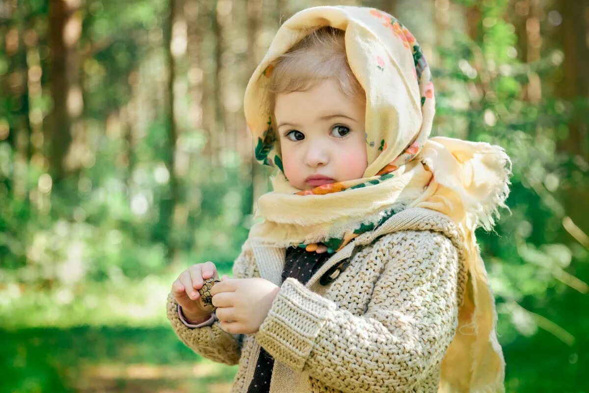 Девочка в платке. Аленка в платочке девочка. Аленушка в платочке. Фотосессия Аленушка.