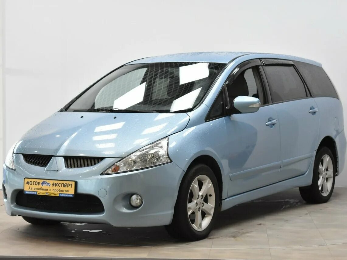 Куплю митсубиси киров. Мицубиси Грандис 2004. Mitsubishi Grandis 2011. Мицубиси Грандис 2004 год. Минивэн Мицубиси 2004.