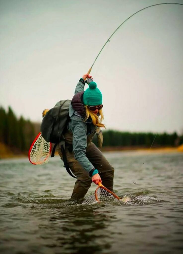 Красивая ловля. Рыбалка. Девушка со спиннингом. Красивая рыбалка. Фотосессия рыбалка.