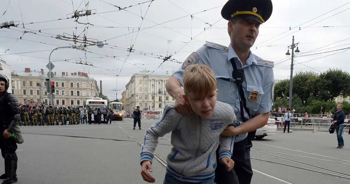 Видео где мальчик тащит папу москва. Мальчик полиция. Полиция ведет подростка. Полицейский ведет ребенка.