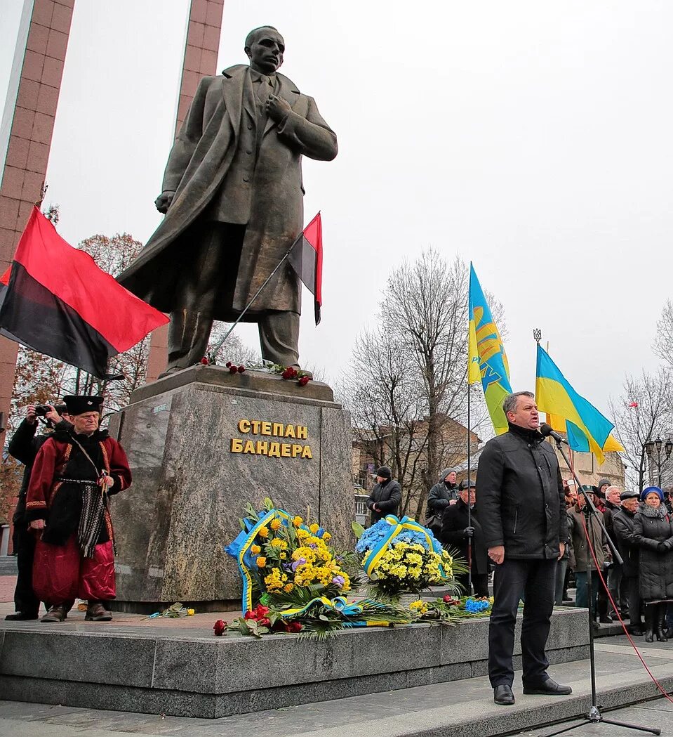 Почему бандера герой. Памятник Степану Бандере в Киеве.