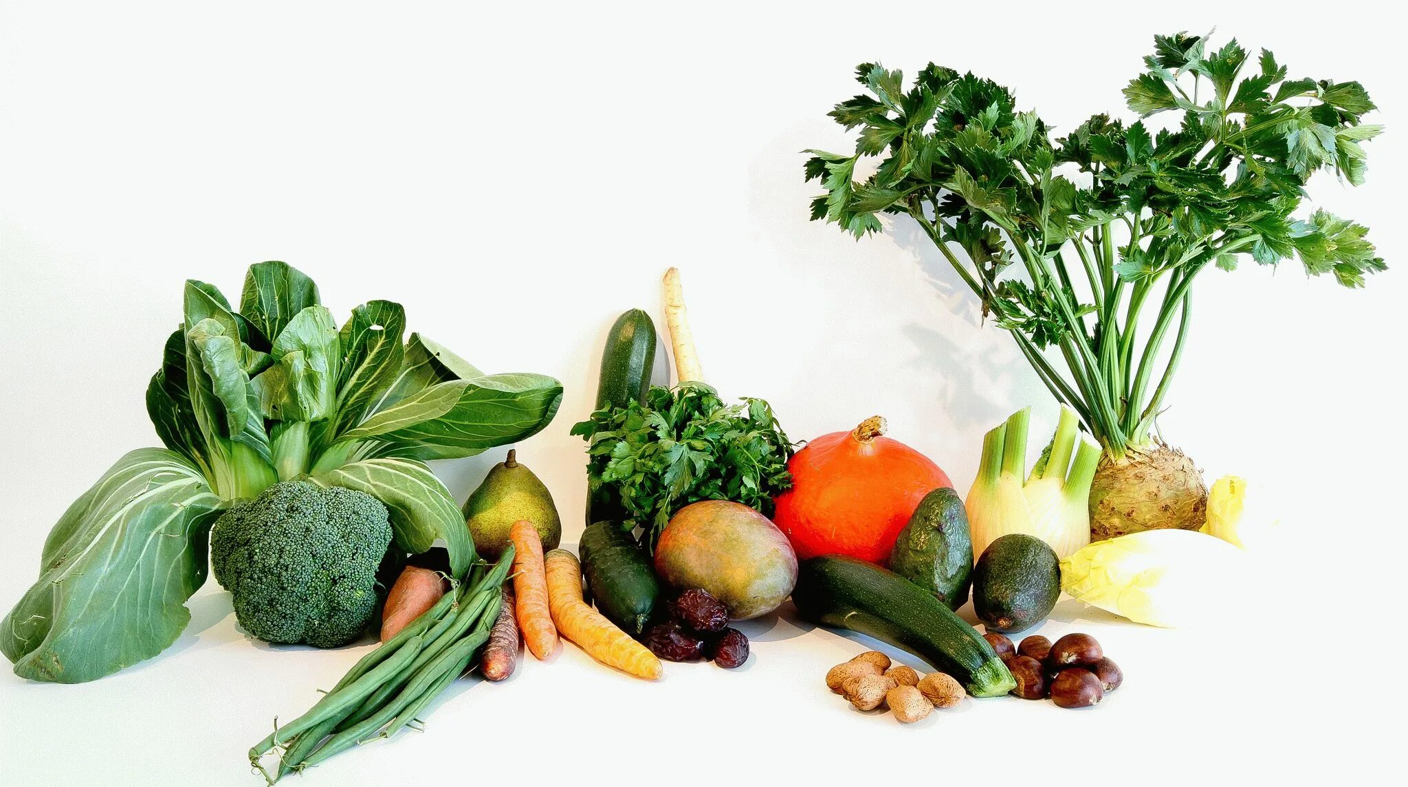 Витамины в продуктах растительного происхождения. Витамин в6 овощах. Овощи фрукты зелень. Растительные продукты. Овощи и фрукты на белом фоне.