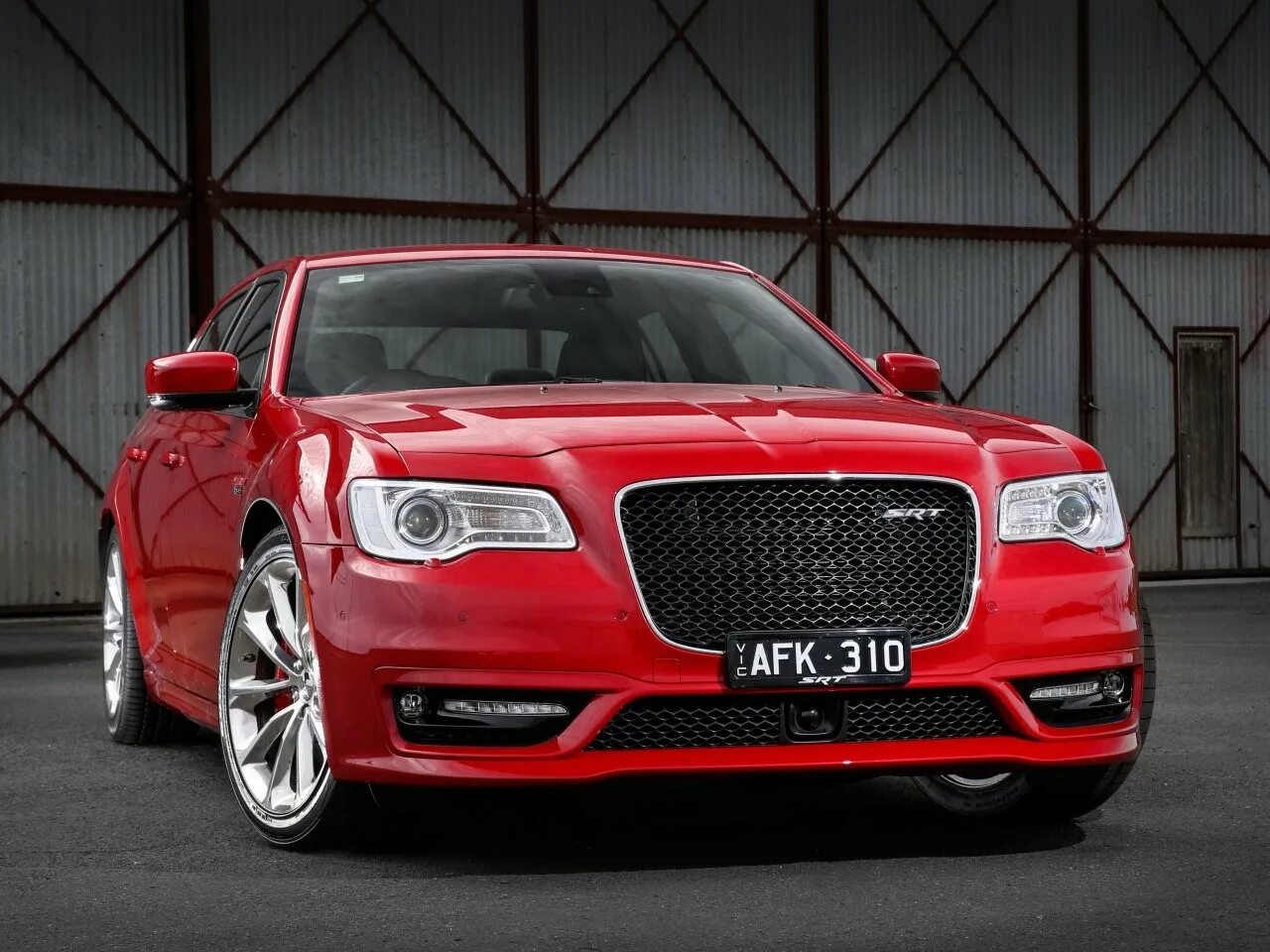 Американский производитель машин. Chrysler 300 srt 2015. Chrysler 300 2018. Chrysler 300 v8. Chrysler 300c srt8.