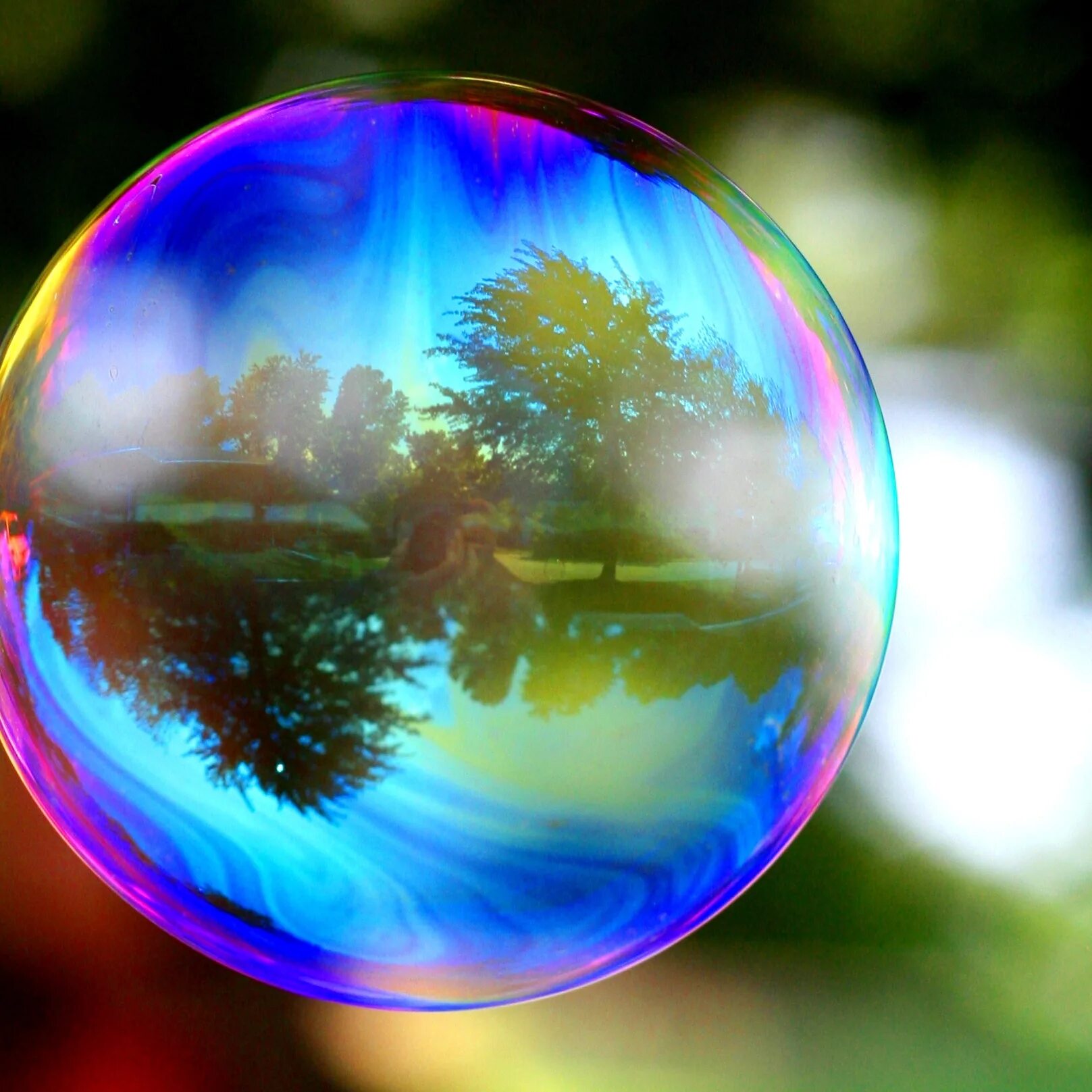 Жил был шар. Мыльные пузыри. Радужные мыльные пузыри. Отражение в мыльном пузыре. Цветные мыльные пузыри.