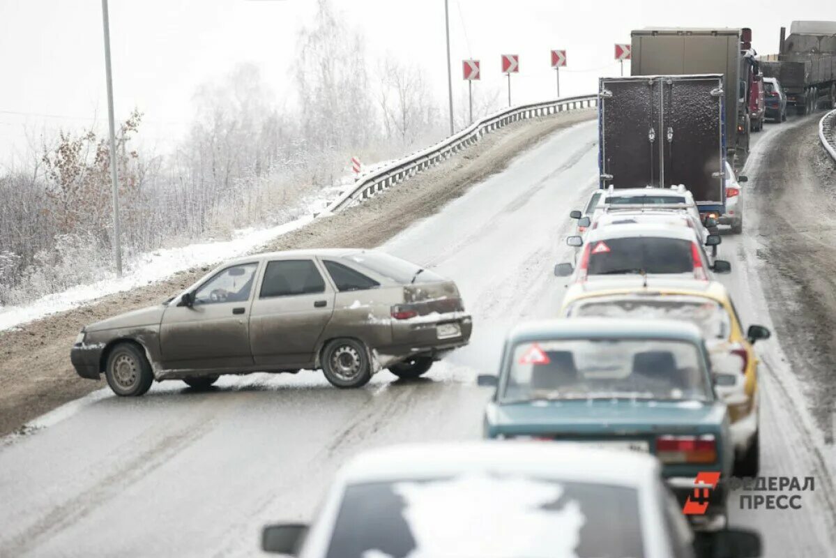 Дорога на субботу. Пробка на дороге. Затор на дороге. Дорога фото. День жестянщика.