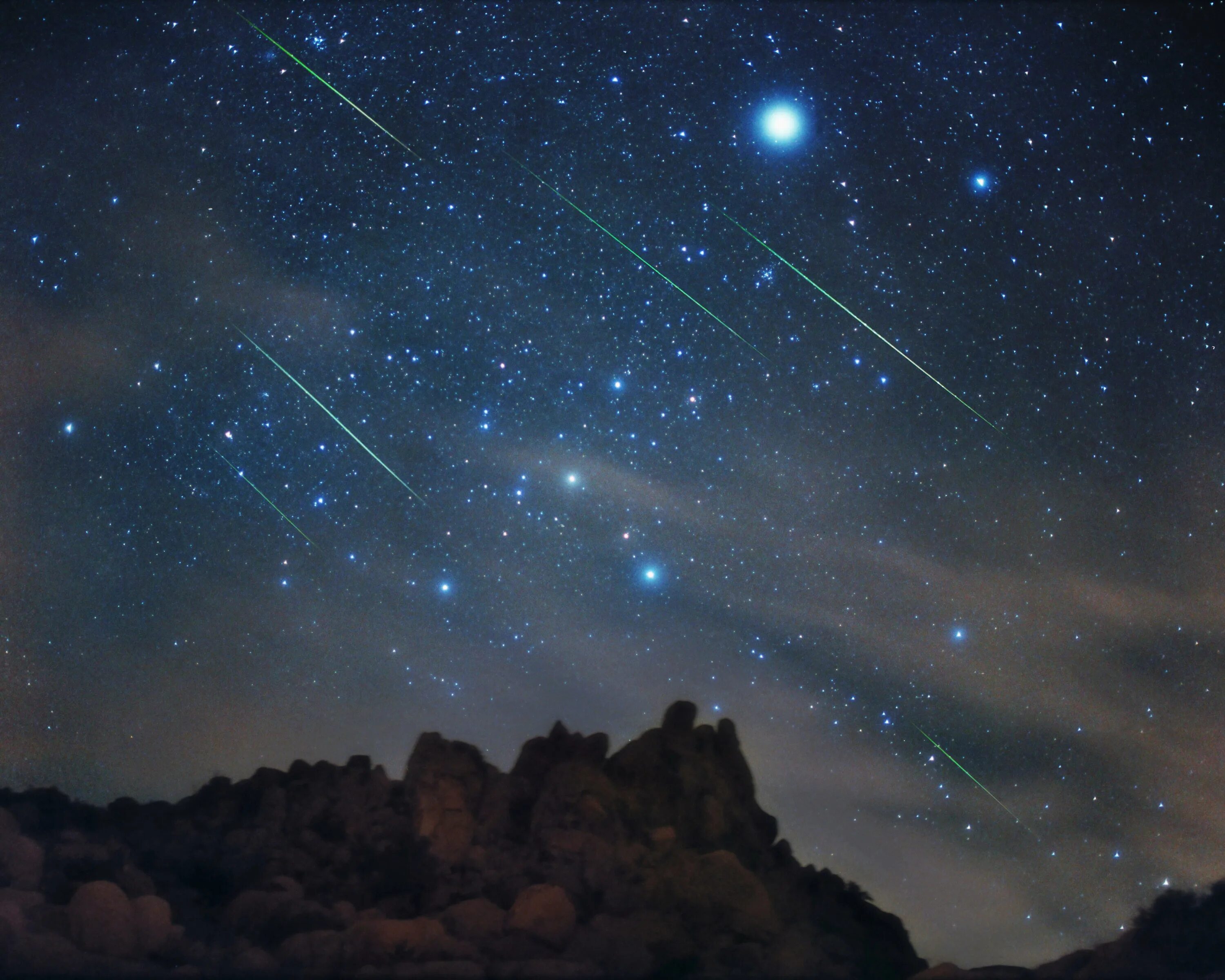 Созвездие Лириды метеорный поток. Поток Персеиды 2022. Созвездие Геминиды. Альфа Каприкорниды метеорный. Какая звезда небосвода самая яркая