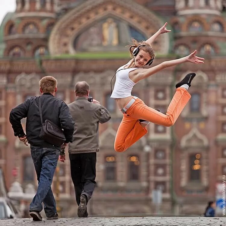 Молодежные танцы. Антонио бандерас танец танго. Танцоры на улице. Танцоры танго. Пара танцует на улице.