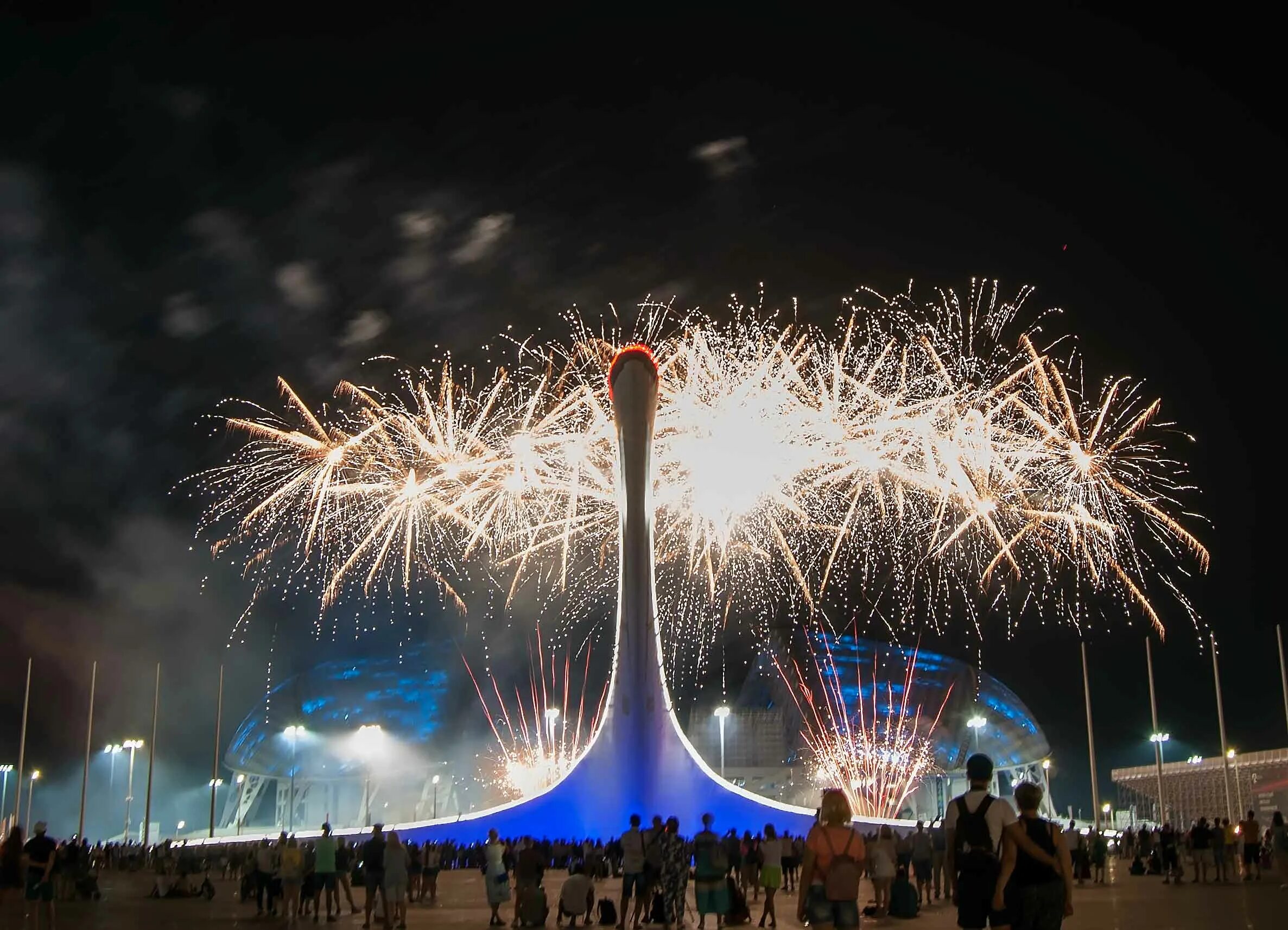 1 июня адлер. Олимпийский парк Сочи фейерверк. Сочи 2014 факел Олимпийский парк салют. Шоу фейерверков в Сочи. Салют Адлер.