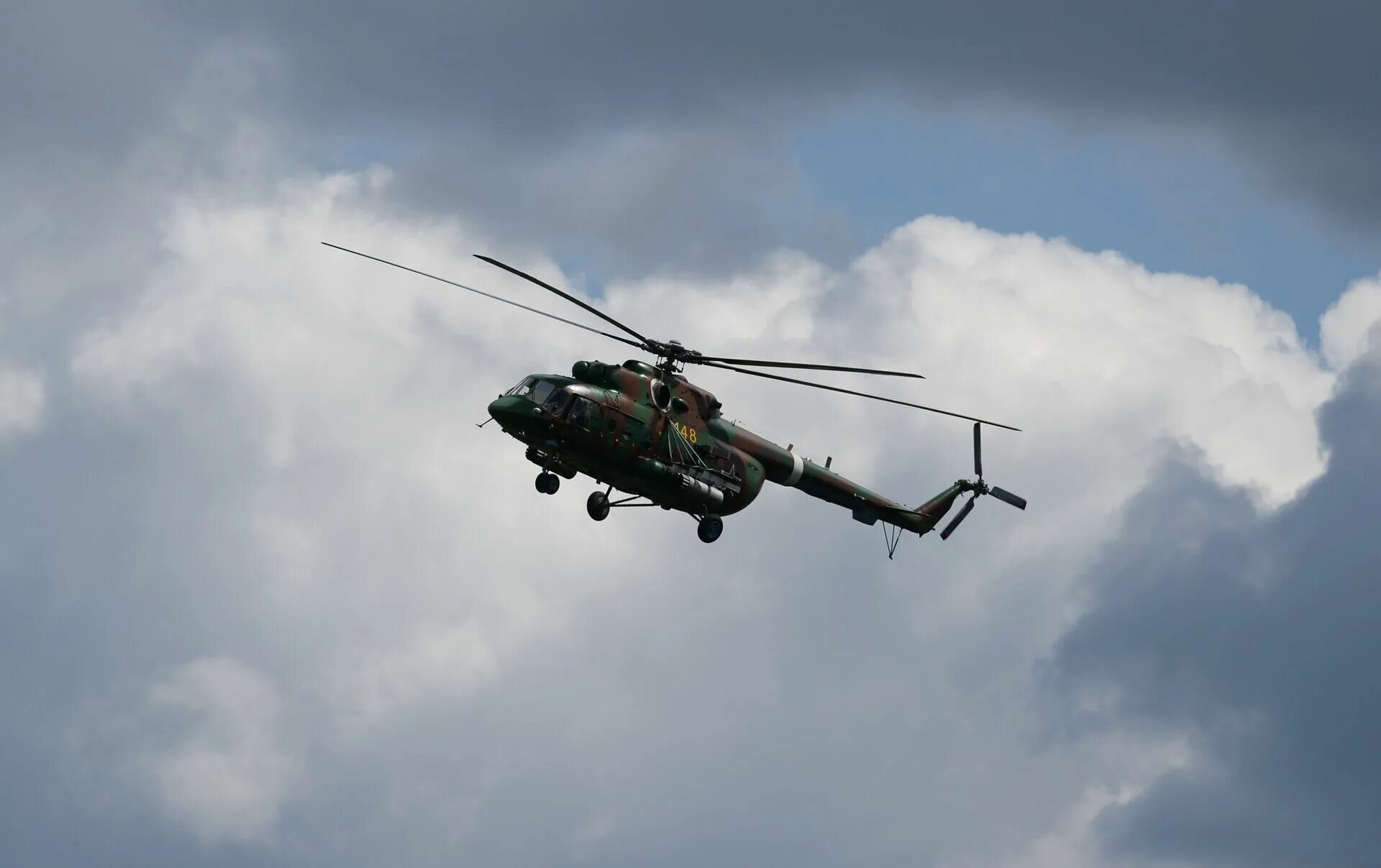 Вертолет перебрасывал отряд. Ми-8 АМТШ. Ми-8амтш-Вн. Вертолеты летят в Киев.