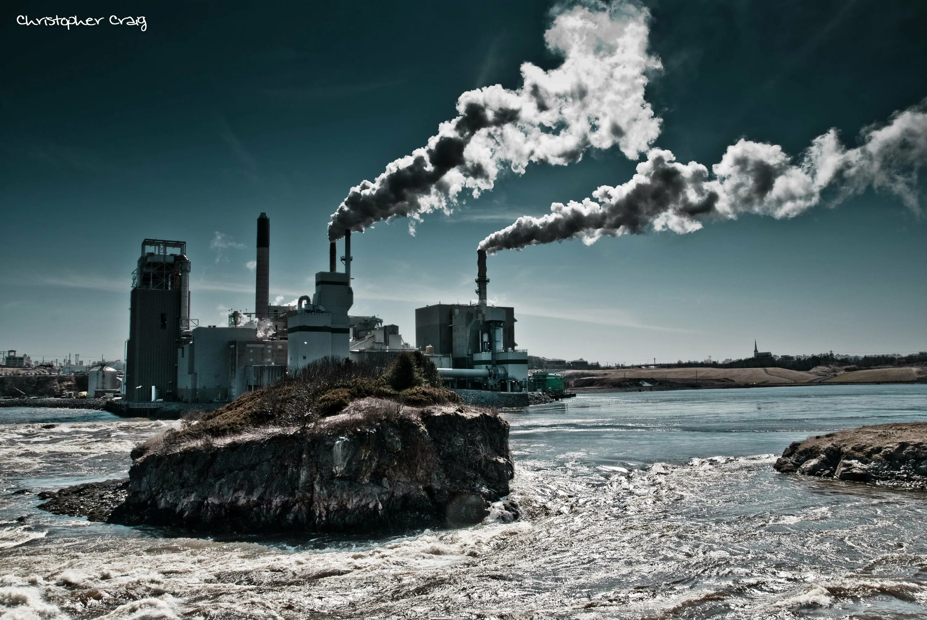 This pollution is gathered in clouds. Загрязнённая река завод. Тепловое загрязнение мирового океана. Загрязнение воды. Завод загрязняет реку.