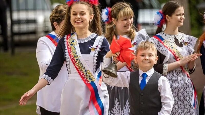 Последний звонок девочки. Линейка выпускников. Образ на последний звонок. Выпускной в школе. Школа года белгородская область