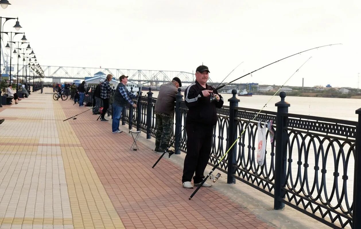 Ловить рыбу в городе. Набережная реки Волга Астрахань. Рыбалка Астрахань набережная. Рыбаки на набережной Астрахани. Астрахань рыбалка набережной города.