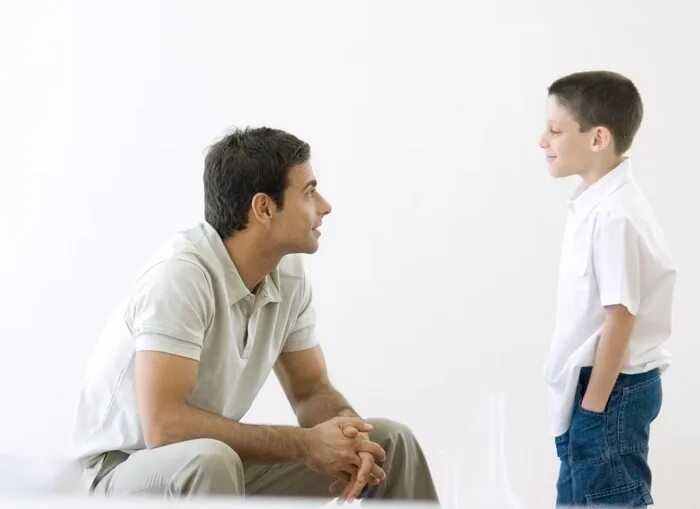 Беседа отца с сыном. Мужской разговор отца и сыны. Родители и дети болтают. Отец разговаривает с сыном.