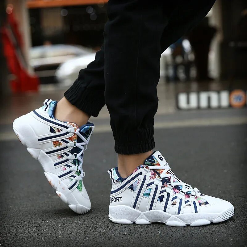 Balenciaga 2023 обувь. Кроссовки с крыльями. Большие кроссовки. Кроссовки большой выбор. Кроссовки с большой надписью с боку.